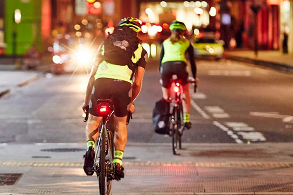 svitlovidbyvachi-na-odyag-neobhidnist-na-ukrayinskyh-dorogah-pid-chas-vidklyuchen-svitla